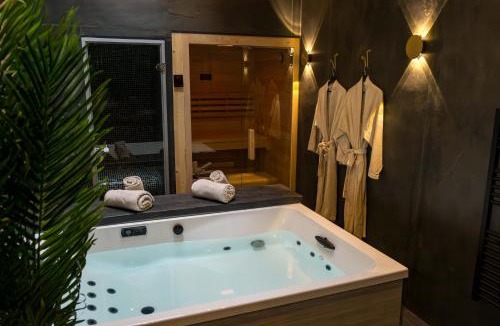 Saint-Martin-du-Littoral House | L'inattendu - Escapade romantique et spa privatif - jacuzzi, sauna, hammam