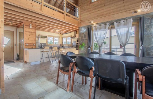 Le Noyer House | L'INSTANT PRESENT - THE WALNUT TREE