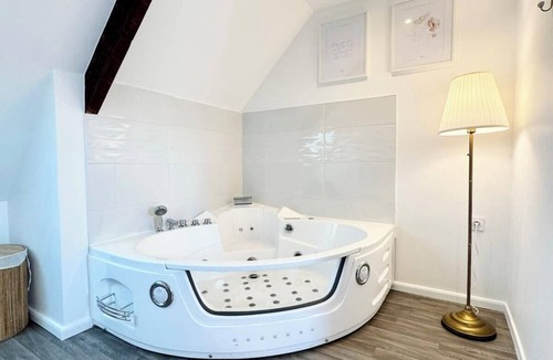 Queven Apartment | L’instant rose - Cocon fleuri avec jacuzzi