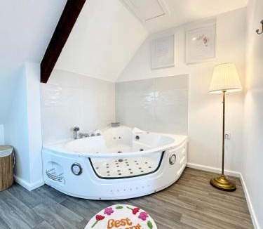 Queven Apartment | L’instant rose - Cocon fleuri avec jacuzzi