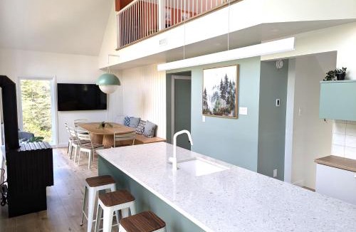 Shannon Ski Chalet | L'intemporel - Retro Chalet with Private Lake and Hot Tub