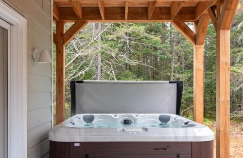 Shannon Ski Chalet | L'intemporel - Retro Chalet with Private Lake and Hot Tub