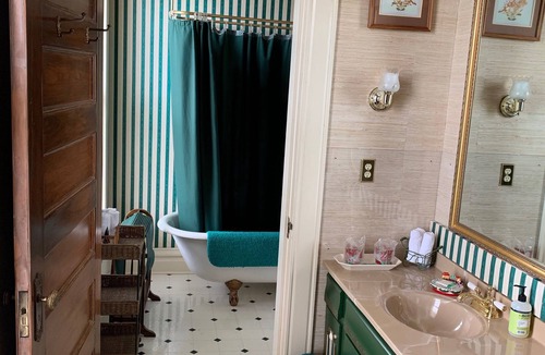 Henderson Bed & Breakfast | L&N Bed and Breakfast