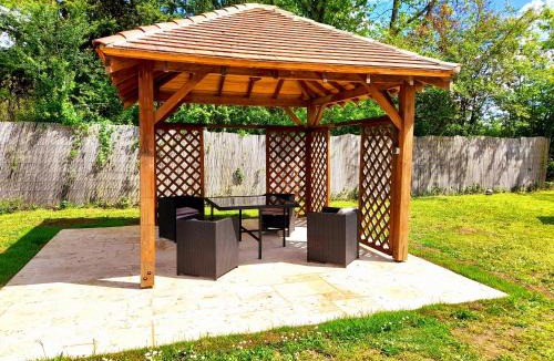 Saint-Germain-et-Mons Apartment | L'oasis