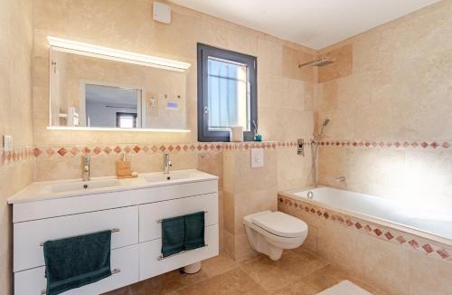 Saint-Quentin-la-Poterie Villa | L'Oasis de Saint-Quentin