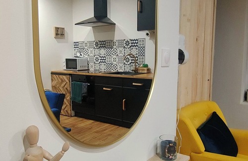 Calonne-Ricouart Apartment | L'oasis Noir, comfortable 50m2 apartment
