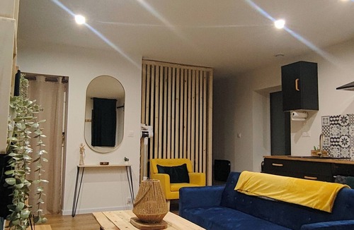 Calonne-Ricouart Apartment | L'oasis Noir, comfortable 50m2 apartment
