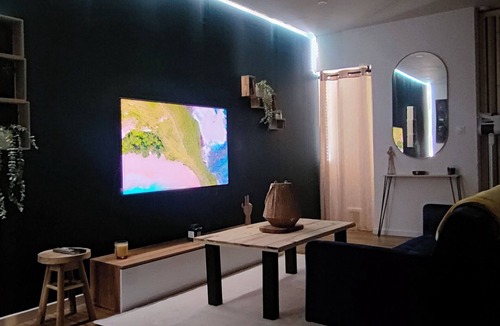 Calonne-Ricouart Apartment | L'oasis Noir, comfortable 50m2 apartment