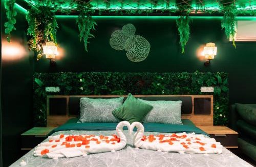 Roppenheim Apartment | L'Oasis Tropicale, Jacuzzi, Love Room