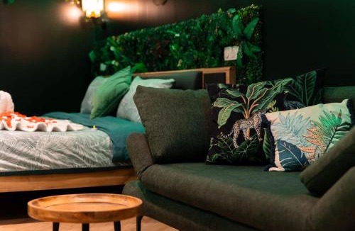 Roppenheim Apartment | L'Oasis Tropicale, Jacuzzi, Love Room