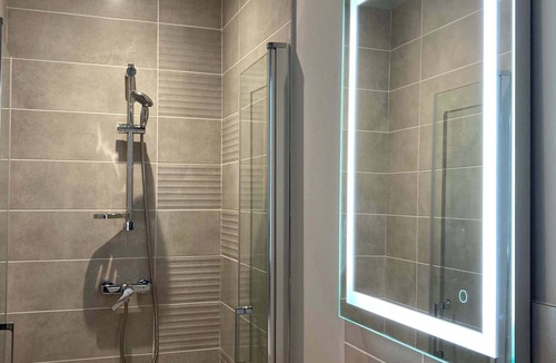 Arenes Romaines - Saint-Martin-du-Touch Apartment | L'Occitan - 2p - Moyenne Durée - Proche Airbus