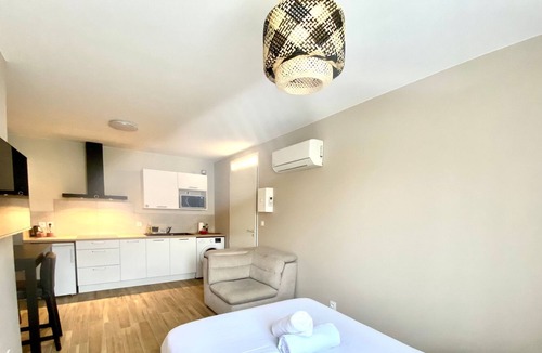 Arenes Romaines - Saint-Martin-du-Touch Apartment | L'Occitan - Studio climatisé avec parking