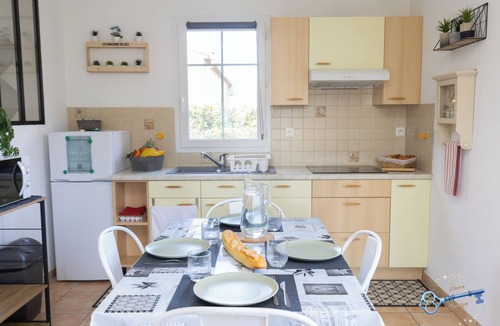 Loriol-du-Comtat House | L'Olivier en Provence - House in quiet residence with pool terrace