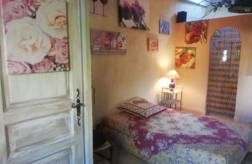 La Rochegiron Bed & Breakfast | l'olivier sur la place bed and breakfast