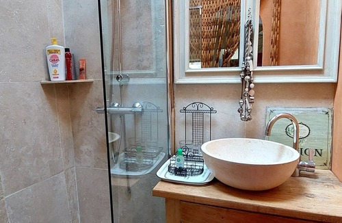 La Rochegiron Bed & Breakfast | l'olivier sur la place bed and breakfast