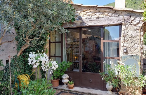 La Rochegiron Bed & Breakfast | l'olivier sur la place bed and breakfast