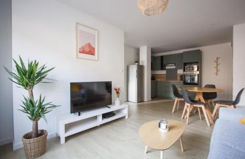 Quartier Capuche-Allies Apartment | L'olivier - T2 moderne et chaleureux - Garage gratuit & Tram