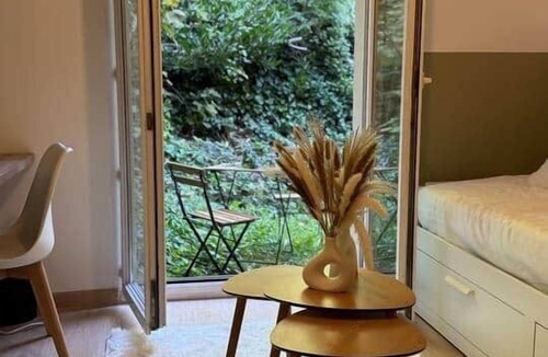 Darnetal Apartment | L'ombelle - Water-green studio with small outdoor area