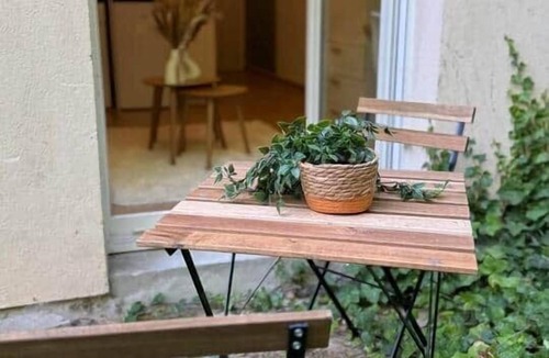 Darnetal Apartment | L'ombelle - Water-green studio with small outdoor area