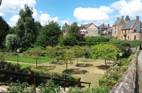 Lassay-les-Chateaux House | L'Orchidée