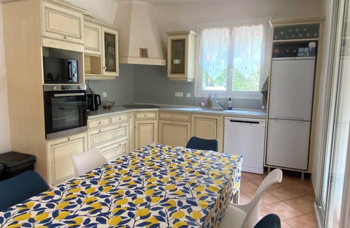 Mane House | L'Orée Haut. 8-bed house in the Luberon regional nature park