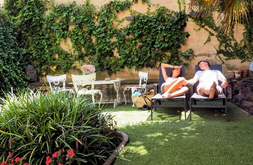 Olot Apartment | L'Orfebre, Loft in Olot. Access to indoor swimming