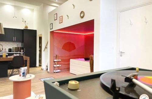 Downtown Le Havre Apartment | l'Orient-Express - Jacuzzi SPA - Parking - Loft