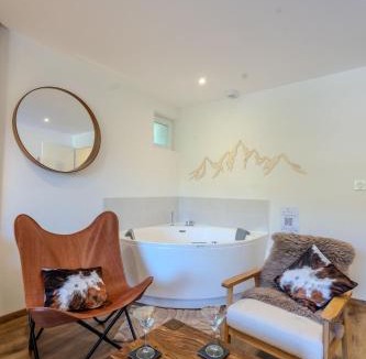 Ax-les-Thermes Apartment | L'Ostalet suite luxe Jacuzzi
