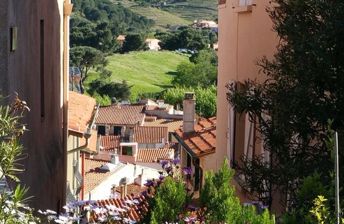 Collioure Apartment | L'OUILLE: Beach 2 minutes away, air conditioning, Wi-Fi, close to all amenities.