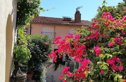 Collioure Apartment | L'OUILLE: Beach 2 minutes away, air conditioning, Wi-Fi, close to all amenities.