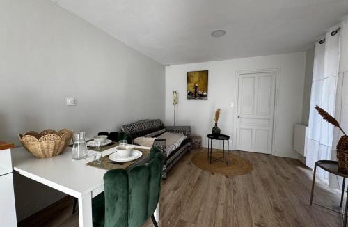 Luc-la-Primaube Apartment | L Oustal d Henri Escale chaleureuse