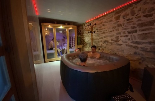 Saint-Georges-de-Levejac Bed & Breakfast | L'Oustaliere, ANNE room, spa and sauna access