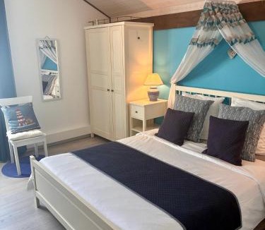 Faugeres Bed & Breakfast | L'Oustaloise - Chambres et table d'hôtes prés de Béziers- Alex est cuisinier de métier- Piscine avec transats et parasols terrasse parking privé et garage à vélos motos- Labellisée Accueil vélo et Vignoble et découverte