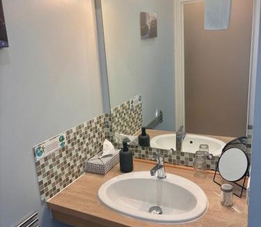 Faugeres Bed & Breakfast | L'Oustaloise - Chambres et table d'hôtes prés de Béziers- Alex est cuisinier de métier- Piscine avec transats et parasols terrasse parking privé et garage à vélos motos- Labellisée Accueil vélo et Vignoble et découverte