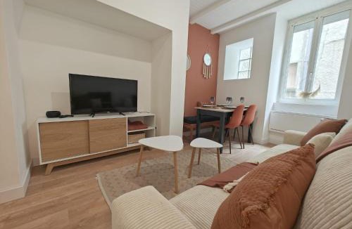 Brive-la-Gaillarde Apartment | L'Ovalie, central et chaleureux