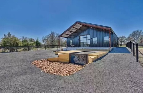 Ledbetter House | L Star Ranch Modern Barndominium - 15 minutes from Round Top!