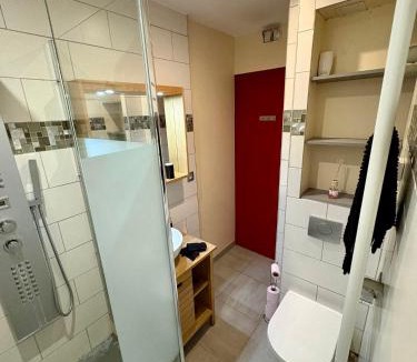 Quartier des Eaux-Claires Apartment | L unique Cinéma Room