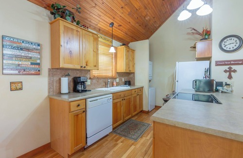 Reeds Spring Cabin | L060, 2 Br Roark Creek Cabin End Unit