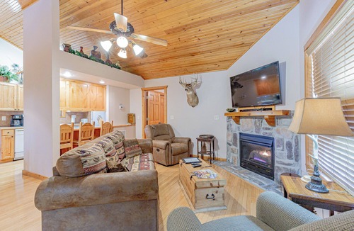 Reeds Spring House | L092, 2-Bedroom Near Lake "Great Catch Cabin