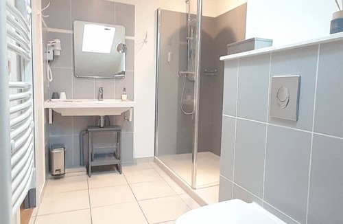 Villers-les-Ormes Bed & Breakfast | L3: double room at Domaine de Treuillaud with swimming pool