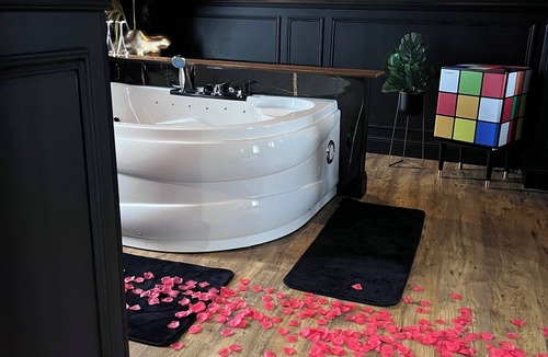 Saint-Omer Apartment | La 104 private cocooning rooms with whirlpool bath