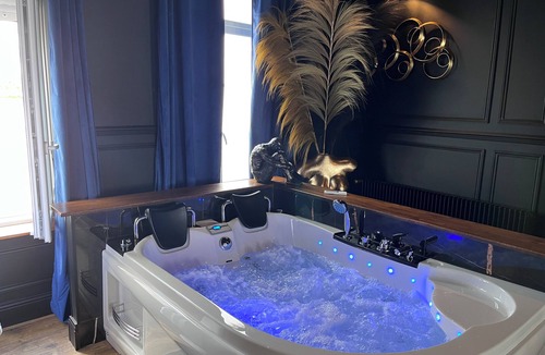 Saint-Omer Apartment | La 104 private cocooning rooms with whirlpool bath