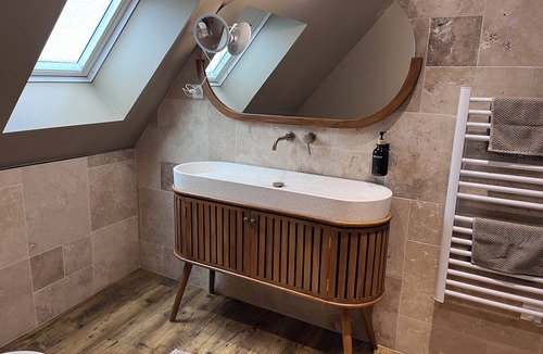 Saint-Omer Apartment | La 104 Zen private cocooning room with whirlpool bath.