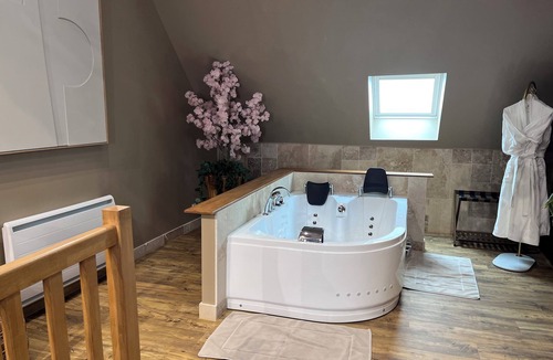 Saint-Omer Apartment | La 104 Zen private cocooning room with whirlpool bath.
