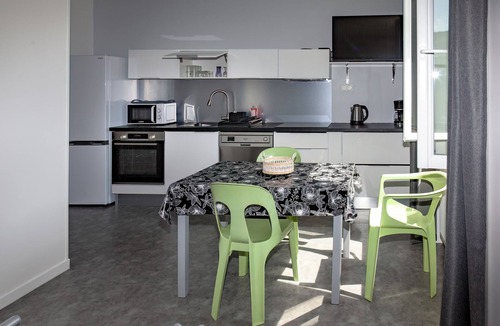 Le Petit-Abergement Apartment | La Bâtisse L'arbre Gris