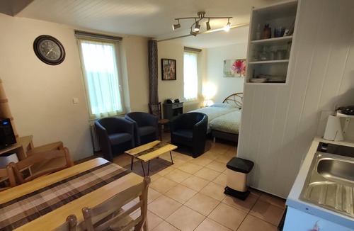 Villeneuve-sur-Lot House | La Bakénia, gite T2 "Nissou" with pool and air conditioning