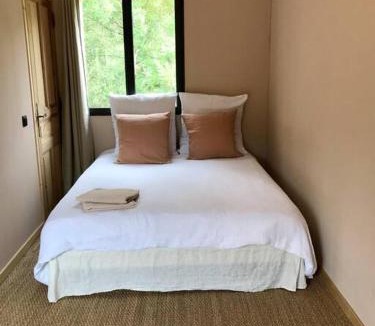 Fressac Bed & Breakfast | La Bartassade - Superbe chambre d'hôtes moderne et indépendante