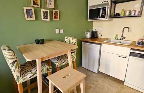 Genas Apartment | La Bastide-Apartment-Garden view-Private Bathroom-Apartment