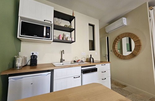 Genas Apartment | La Bastide-Apartment-Garden view-Private Bathroom-Apartment