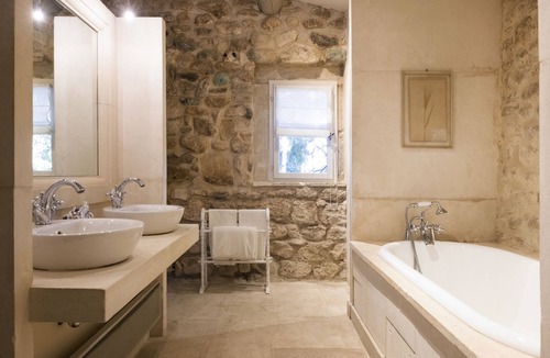 Menerbes Hotel | La Bastide De Marie